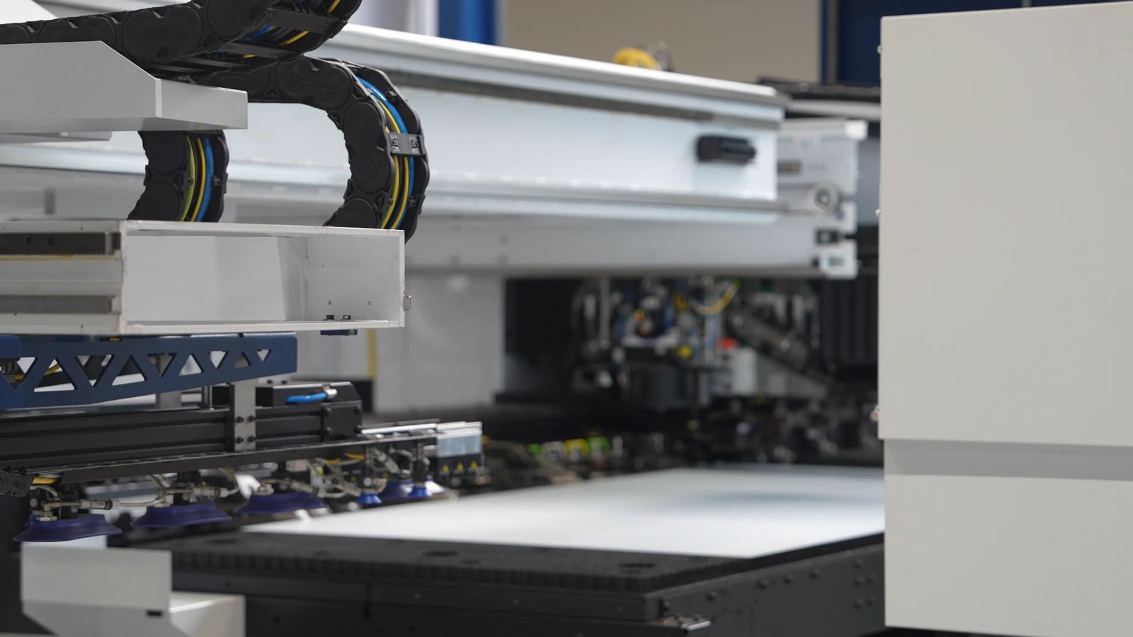 Automatische Blechbeladung an der Stanz-Laser-Kombimaschine
