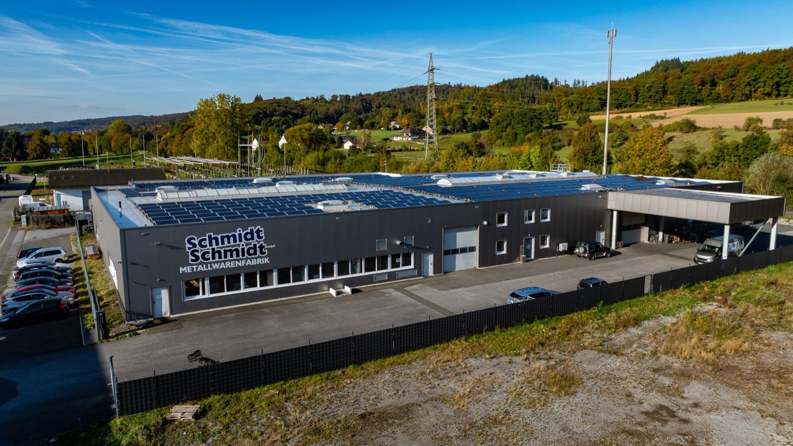 Werk der Schmidt GmbH in Marsberg aus der Luft, mit Solaranlage auf dem Dach